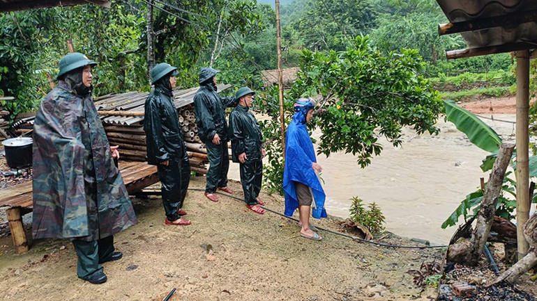 Lực lượng chức năng ở huyện Quan Hóa rà soát hộ ven suối, động viên di chuyển đến nơi an toàn.