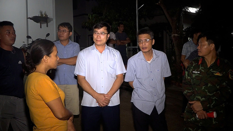 Cán bộ nắm bắt tình hình đời sống nhân dân vùng lũ. Cán bộ nắm bắt tình hình đời sống nhân dân vùng lũ.