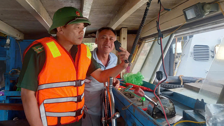 Bộ đội Biên phòng kiểm tra thiết bị thông tin liên lạc trên tàu cá.