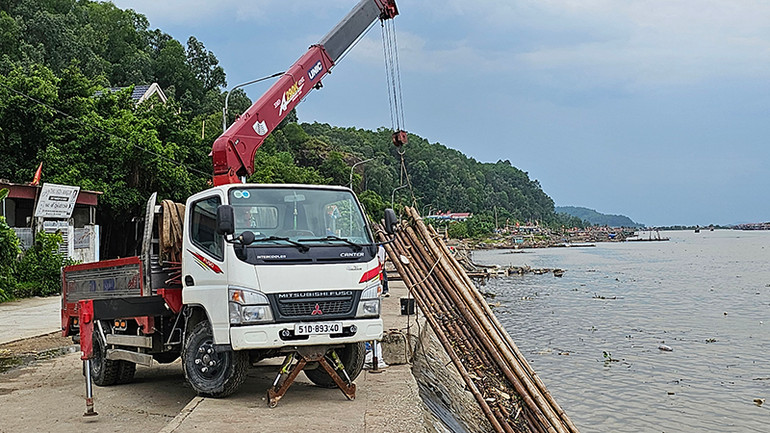 Phương tiện cơ giới trợ giúp ngư dân xã Hoằng Trường cẩu bè mảng lên bờ chiều 6/9.