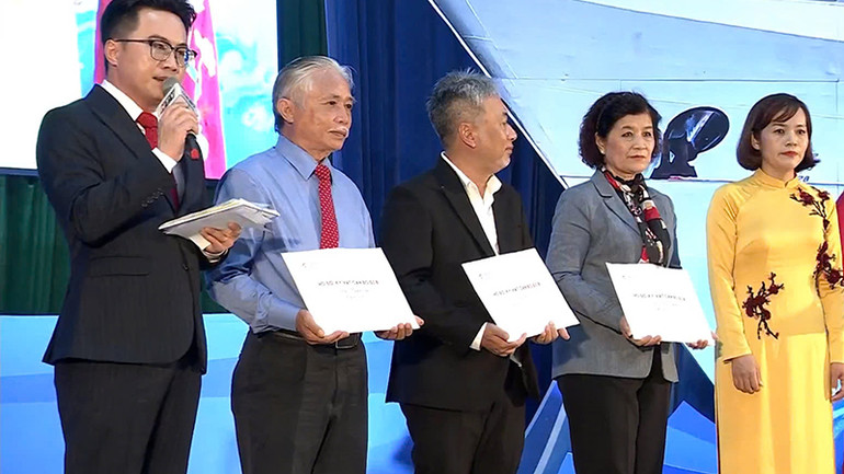 Ban tổ chức trao hồ sơ đi B, kỷ vật cho các gia đình.