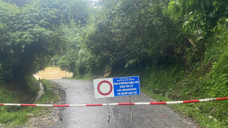 Đơn vị quản lý giao thông làm rào chắn cùng biển báo tới người, phương tiện không đi qua điểm tràn bị ngập