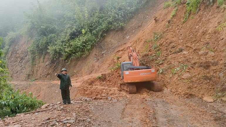 Phương tiện cơ giới xử lý điểm sạt lở thuộc xã Tam Chung, huyện Mường Lát.