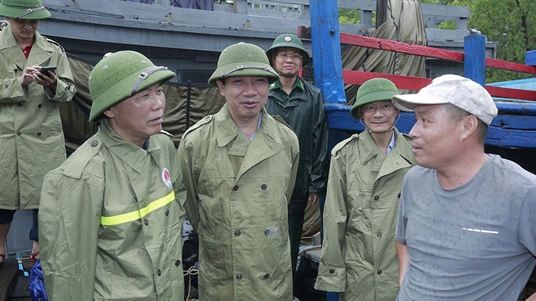 Thứ trưởng Nông nghiệp và Phát triển nông thôn trao đổi với ngư dân Thanh Hóa.