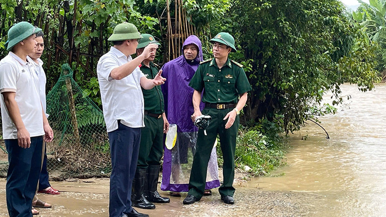 Lãnh đạo huyện Quan Hóa trao đổi với lực lượng chức năng về ứng phó với hoàn lưu sau bão.