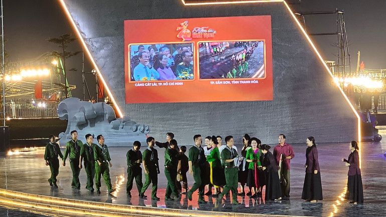 Một cảnh đón cán bộ, chiến sĩ miền nam tại điểm cầu truyền hình Thanh Hóa.