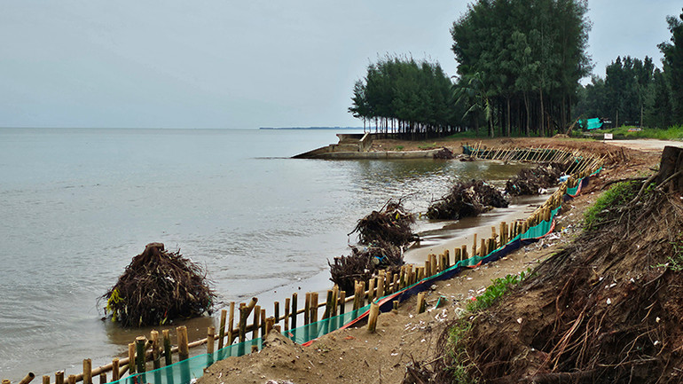 Đoạn bờ biển bị xâm thực, xói lở ở xã Hoằng Trường, huyện Hoằng Hóa.