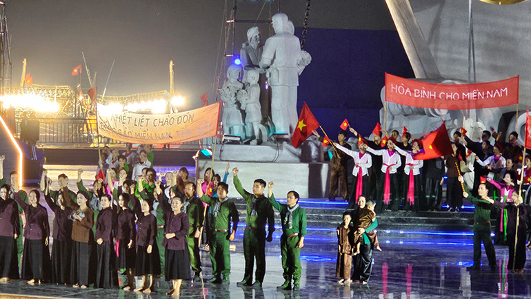 Tái hiện nhân dân Thanh Hóa đón đồng bào tập kết cùng kỳ vọng hòa bình cho miền nam.