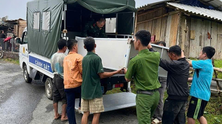 Công an trợ giúp hộ dân di chuyển tài sản đến nơi an toàn.