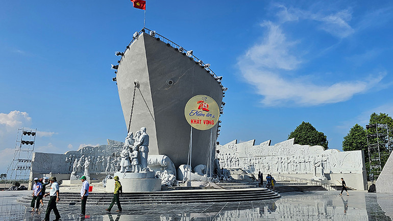 Hình tượng con tàu cùng phù điêu hình cánh cung tại khu lưu niệm.