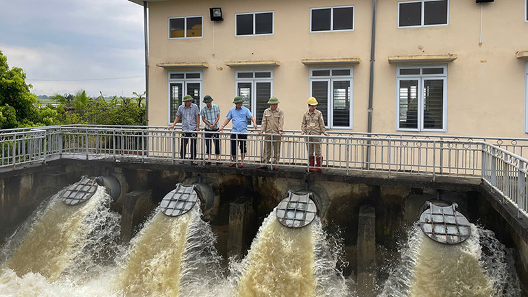 Công ty thủy nông vận hành tiêu thoát nước đệm.