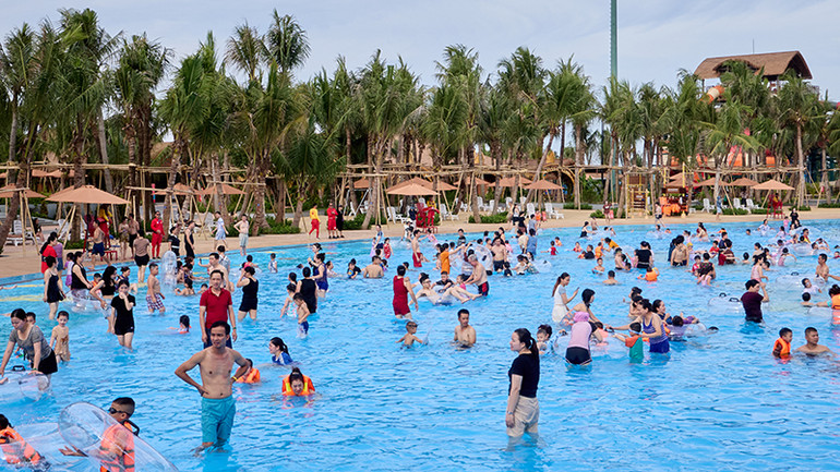 Công viên nước ở Sầm Sơn thu hút khách du lịch.