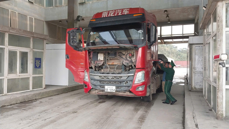 Lực lượng chức năng kiểm tra phương tiện chở hàng hóa thông quan cửa khẩu quốc tế Cầu Treo, tỉnh Hà Tĩnh.