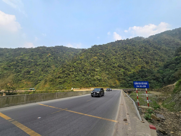 Đoạn cầu Eo Cô Gái (QL8), trước đây vào mùa mưa bão thường xuyên bị sạt lở, gây ách tắc, nay được đầu tư xây dựng cầu cạn giúp các phương tiện lưu thông thuận lợi, an toàn.