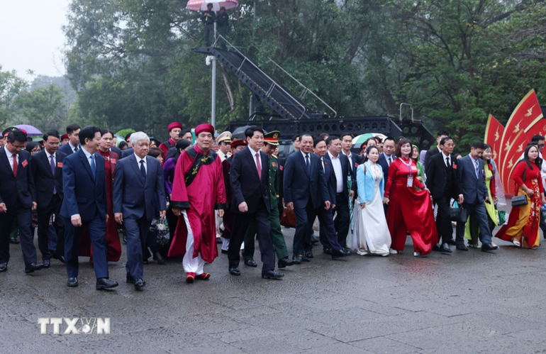 Đoàn dâng hương khởi hành lên núi Nghĩa Lĩnh. (Ảnh: TTXVN)