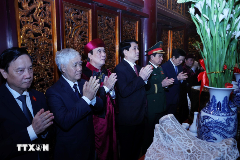 Chủ tịch nước Lương Cường cùng lãnh đạo Đảng, Nhà nước dâng hương tại Đền Thượng trong Khu di tích lịch sử quốc gia đặc biệt Đền Hùng. (Ảnh: TTXVN)