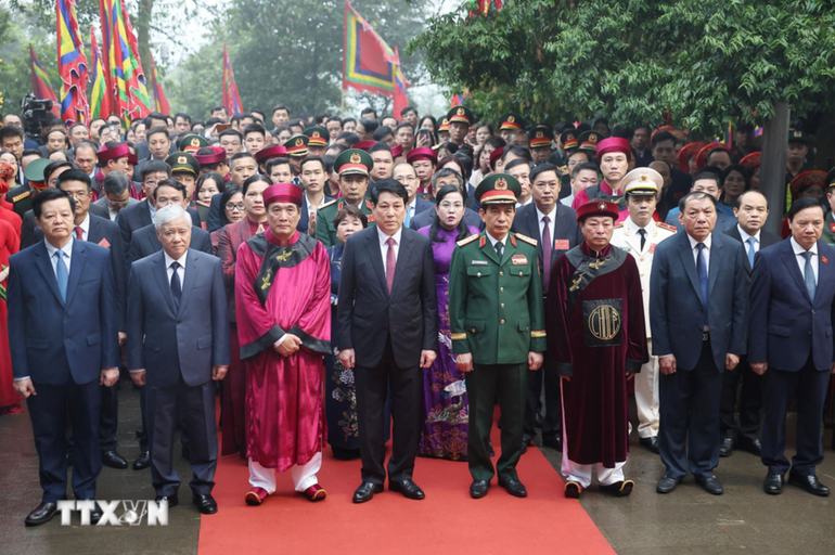 Chủ tịch nước Lương Cường cùng Lãnh đạo cấp cao của Đảng, Nhà nước dự Lễ dâng hương tưởng niệm các vua Hùng. (Ảnh: TTXVN)