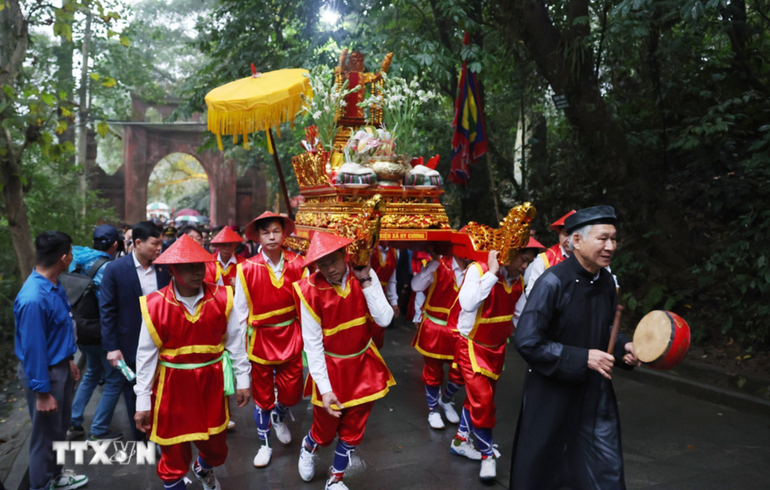 Đoàn dâng hương khởi hành lên núi Nghĩa Lĩnh. (Ảnh: TTXVN)