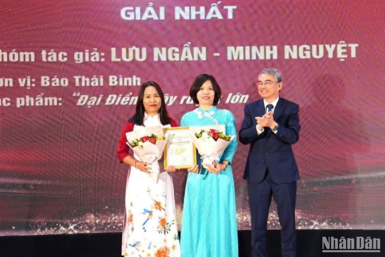 Trưởng Ban Tuyên giáo Tỉnh ủy Thái Bình Phạm Đồng Thụy trao giải Nhất cho các tác giả.