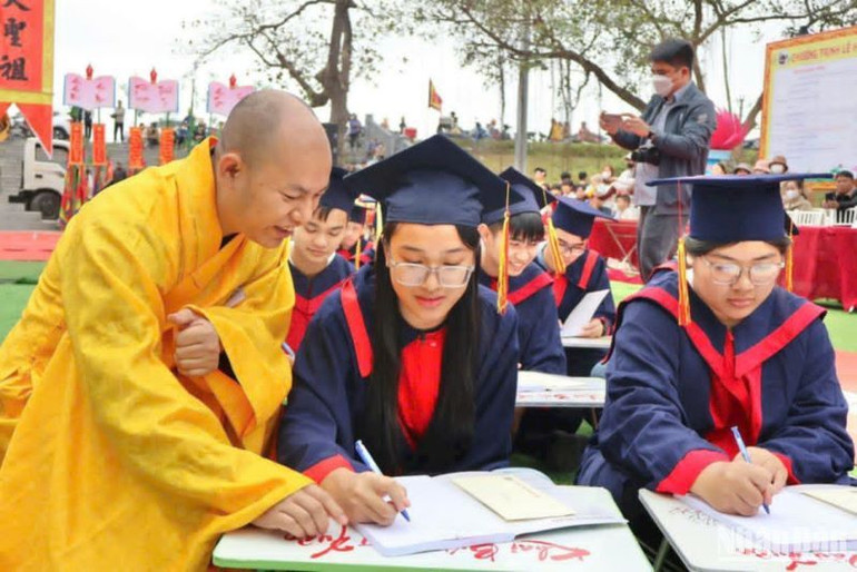 Khai bút đầu Xuân thể hiện đạo lý uống nước nhớ nguồn, tôn sư trọng đạo của dân tộc. Khai bút đầu Xuân thể hiện đạo lý uống nước nhớ nguồn, tôn sư trọng đạo của dân tộc.