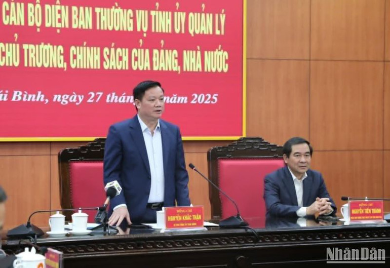 Bí thư Tỉnh ủy Thái Bình Nguyễn Khắc Thận ghi nhận, đánh giá cao những cống hiến quan trọng của 17 đồng chí nghỉ hưu trước tuổi.