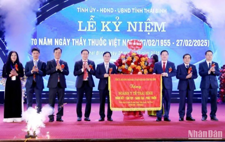Tỉnh Thái Bình tặng ngành y tế tỉnh bức trướng có dòng chữ "Đoàn kết - Tận tụy - Sáng tạo - Phát triển". Tỉnh Thái Bình tặng ngành y tế tỉnh bức trướng có dòng chữ "Đoàn kết - Tận tụy - Sáng tạo - Phát triển".
