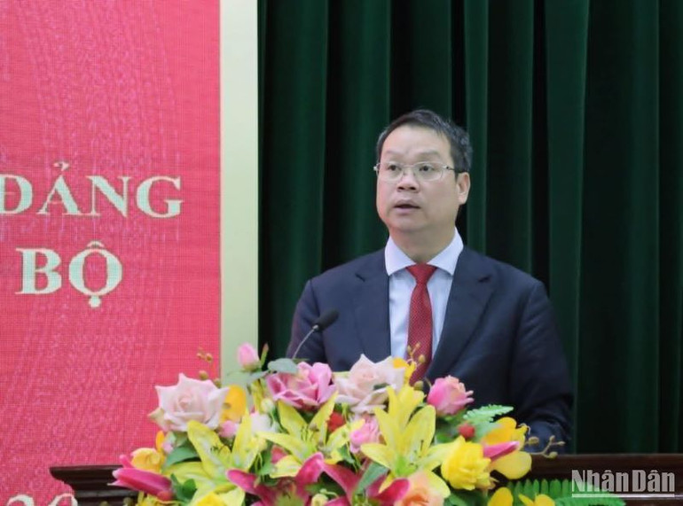 Chủ tịch Ủy ban nhân dân tỉnh Thái Bình Nguyễn Mạnh Hùng yêu cầu việc kiện toàn các chức danh bên trong của 2 sở phải bảo đảm dân chủ, khách quan và công khai.