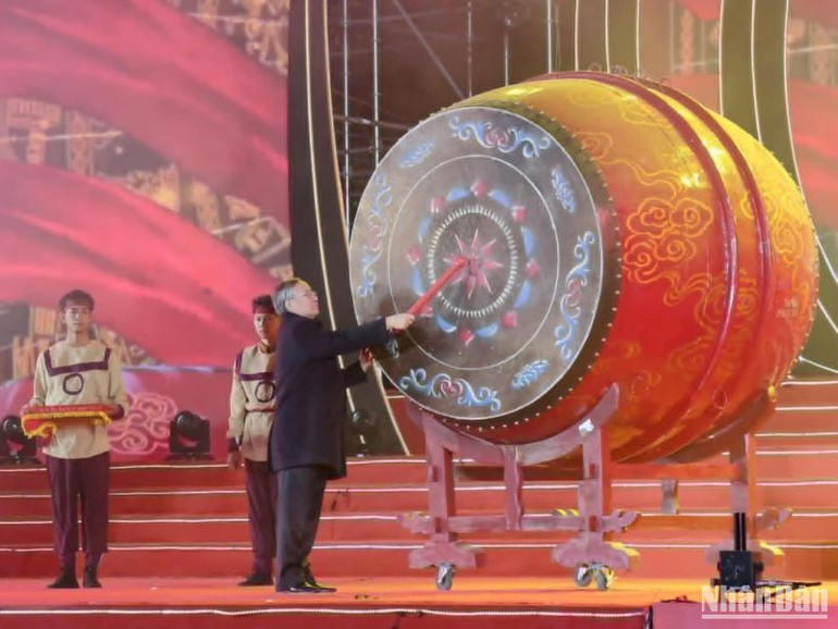 Nguyên Ủy viên Bộ Chính trị, nguyên Thường trực Ban Bí thư Trần Quốc Vượng đánh trống khai hội.