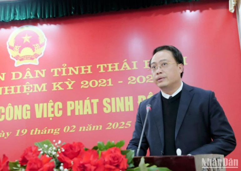 Giám đốc Sở Nội vụ tỉnh Thái Bình Hà Tiến Thăng đọc Tờ trình về chính sách hỗ trợ thêm cao nhất lên đến 30% đối với cán bộ, công chức, viên chức, người lao động trong thực hiện sắp xếp tổ chức bộ máy.