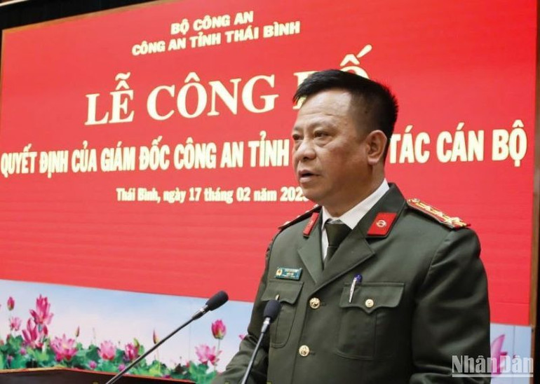 Đại tá Trần Xuân Ánh, Ủy viên Ban Thường vụ Tỉnh ủy, Bí thư Đảng ủy, Giám đốc Công an tỉnh Thái Bình chúc mừng 6 đồng chí đã hoàn thành xuất sắc nhiệm vụ được giao.