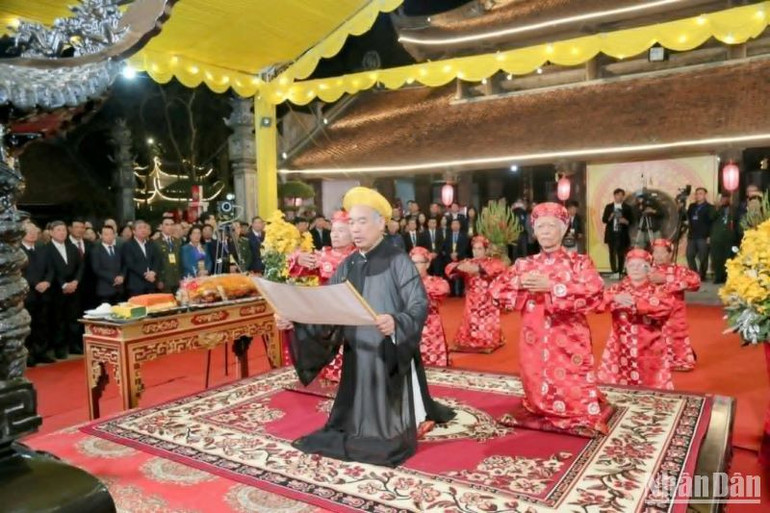 Lễ bái yết và dâng hương tại đền Vua trong tối 10/2.