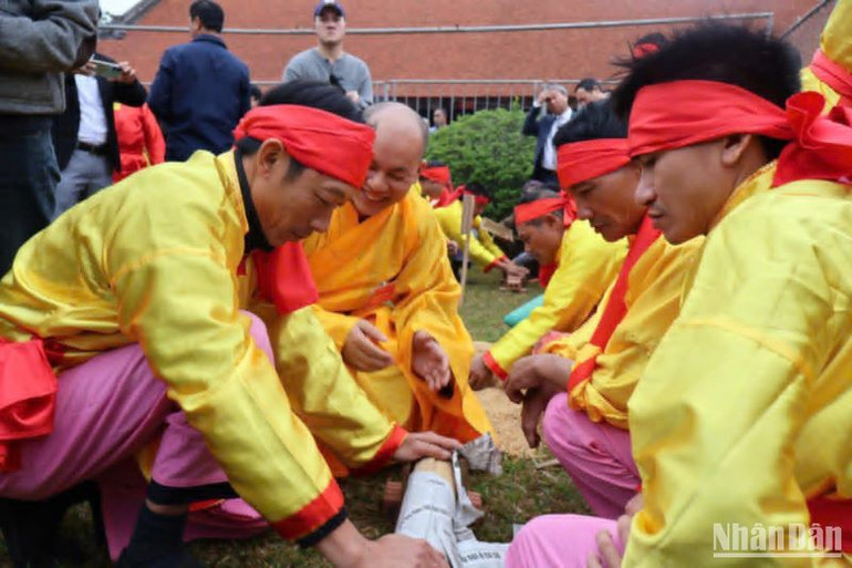 Người dân trong làng Keo tạo lửa theo phương pháp thủ công để thổi cơm thi. Người dân trong làng Keo tạo lửa theo phương pháp thủ công để thổi cơm thi.