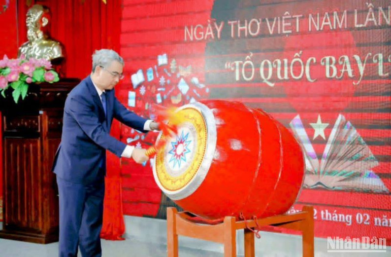 Trưởng Ban Tuyên giáo và Dân vận Tỉnh ủy Thái Bình Phạm Đồng Thụy nổi trống khai mạc Ngày Thơ Việt Nam lần thứ 23.