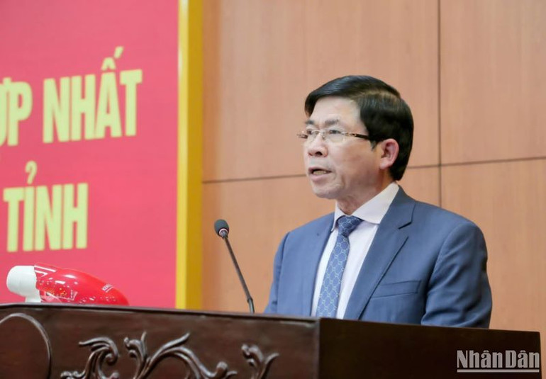 Trưởng Ban Tổ chức Tỉnh ủy Thái Bình Phạm Văn Tuân công bố các Quyết định hợp nhất, thành lập mới các cơ quan, đơn vị của Đảng bộ tỉnh.