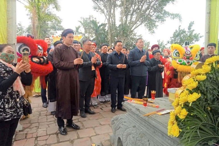 Dâng hương, dâng hoa và rượu trước lăng mộ các vua Trần. (Ảnh Hoàng Thủy)