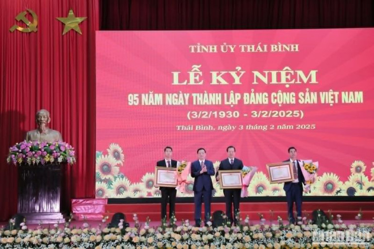 Trao Bằng khen của Thủ tướng Chính phủ cho các đơn vị, cá nhân có thành tích xuất sắc trong Học tập và làm theo tư tưởng, đạo đức, phong cách Chủ tịch Hồ Chí Minh.