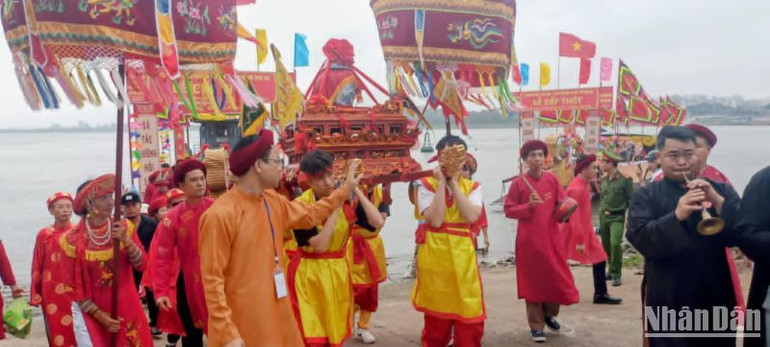 Theo tập tục truyền thống, nước thiêng được rước từ bến sông Hồng về đặt tại đền Vua trong khu di tích đền Trần trong suốt những ngày diễn ra lễ hội.