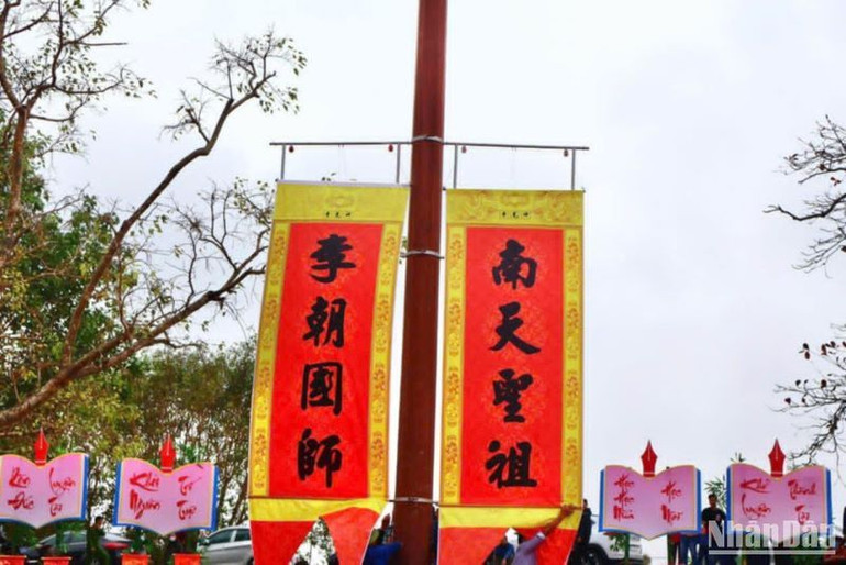 Lễ thượng hai bức chữ nho "Nam Thiên Thánh Tổ và Lý Triều Quốc Sư" tại Tòa tam quan ngoại chùa Keo. Lễ thượng hai bức chữ nho "Nam Thiên Thánh Tổ và Lý Triều Quốc Sư" tại Tòa tam quan ngoại chùa Keo.