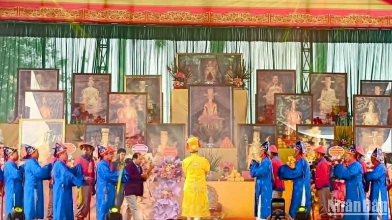 Vị chủ tế và các bậc cao niên dâng hương, hoa lên ban thờ 14 vị vua triều Trần.