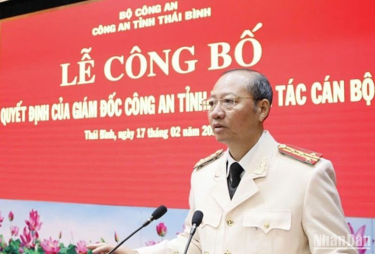 Đại tá Lê Hồng Chương, Trưởng phòng An ninh kinh tế, đại diện các đồng chí nghỉ công tác hưởng chế độ hưu trí phát biểu tại buổi lễ.