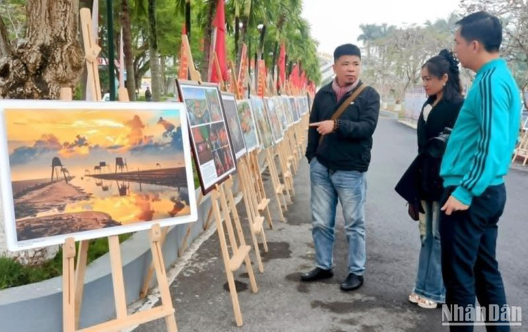 Các tác phẩm tranh, ảnh nghệ thuật của văn nghệ sĩ tỉnh Thái Bình được trưng bày tại Ngày Thơ Việt Nam năm nay.