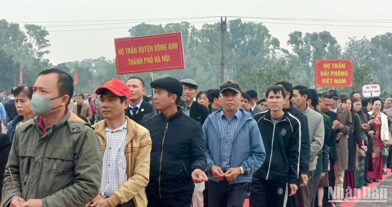 Đông đảo người dân họ Trần từ khắp mọi miền đất nước xếp hàng nghiêm ngắn trước Đền thờ Tổ họ Trần Việt Nam.