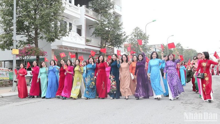 Hơn 1.000 cán bộ, hội viên phụ nữ tỉnh Thái Bình diễu hành trên phố.