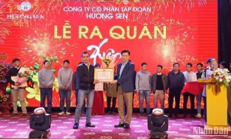 Lãnh đạo Tập đoàn Hương Sen trao Danh hiệu "Chiến sĩ thi đua cơ sở" cho người lao động.