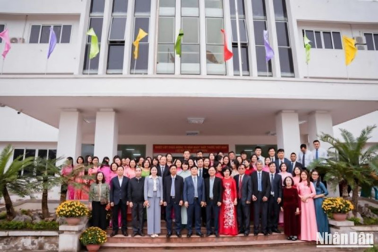 Các đại biểu chụp ảnh lưu niệm tại Tòa nhà Bệnh viện đa khoa thành phố Thái Bình.