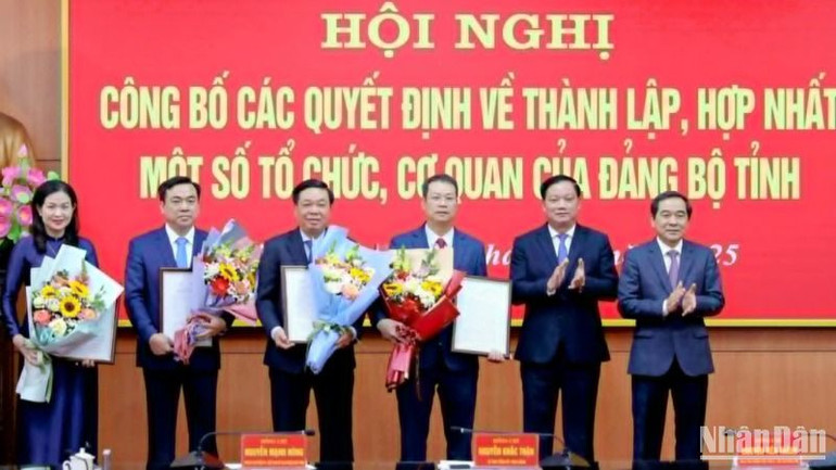 Trao Quyết định thành lập Đảng bộ Ủy ban nhân dân tỉnh.
