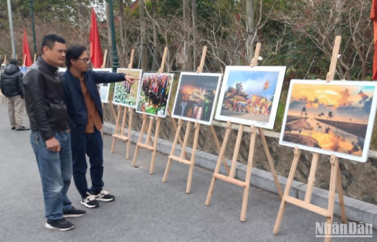 Nhiều tác phẩm nghệ thuật cũng được trưng bày tại hội báo Xuân.