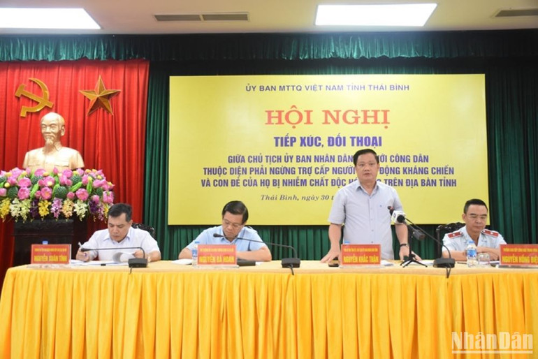 Chủ tịch Ủy ban nhân dân tỉnh Thái Bình đối thoại với công dân thuộc diện ngừng trợ cấp Người hoạt động kháng chiến và con đẻ của họ bị nhiễm chất độc hóa học tháng 8/2023.