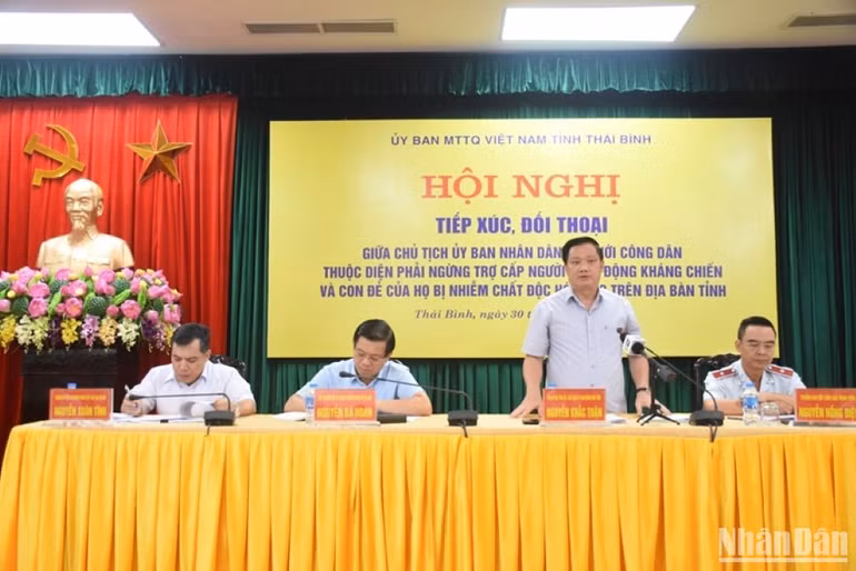 Chủ tịch Ủy ban nhân dân tỉnh Thái Bình đối thoại với công dân thuộc diện ngừng trợ cấp Người hoạt động kháng chiến và con đẻ của họ bị nhiễm chất độc hóa học tháng 8/2023.