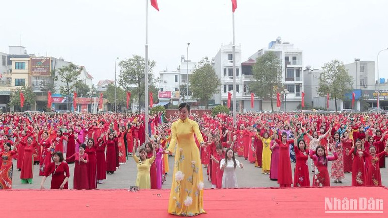 Màn đồng diễn dân vũ với sự tham gia của hơn 1.000 người.